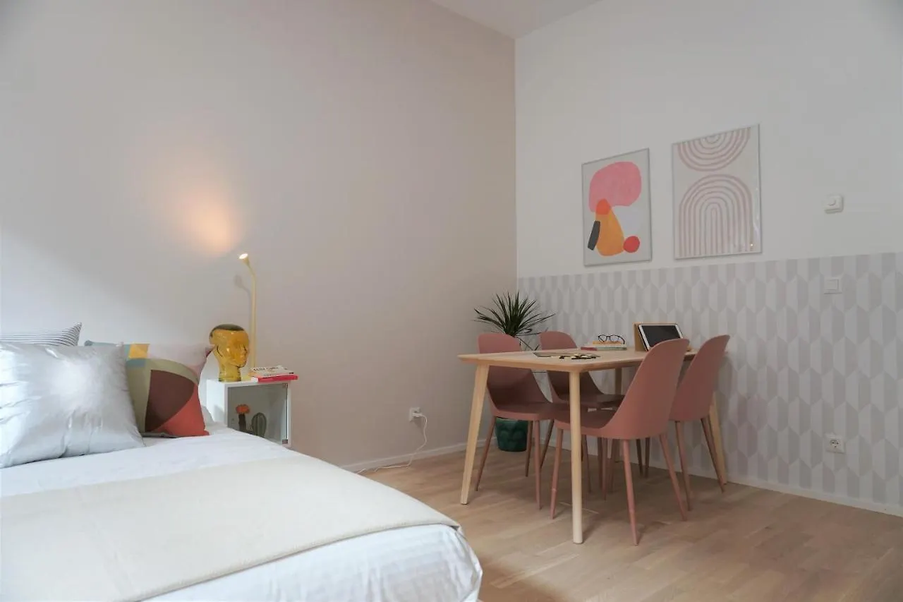 Modern 2Br Apartments - Full Kitchen - Schoenbrunn Area - 15 Mins To City Center Vienna