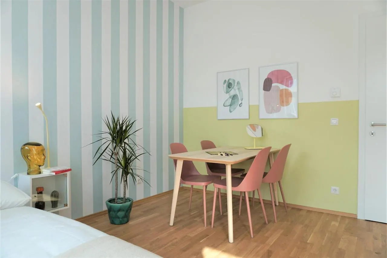 Modern 2Br Apartments - Full Kitchen - Schoenbrunn Area - 15 Mins To City Center Vienna Austria