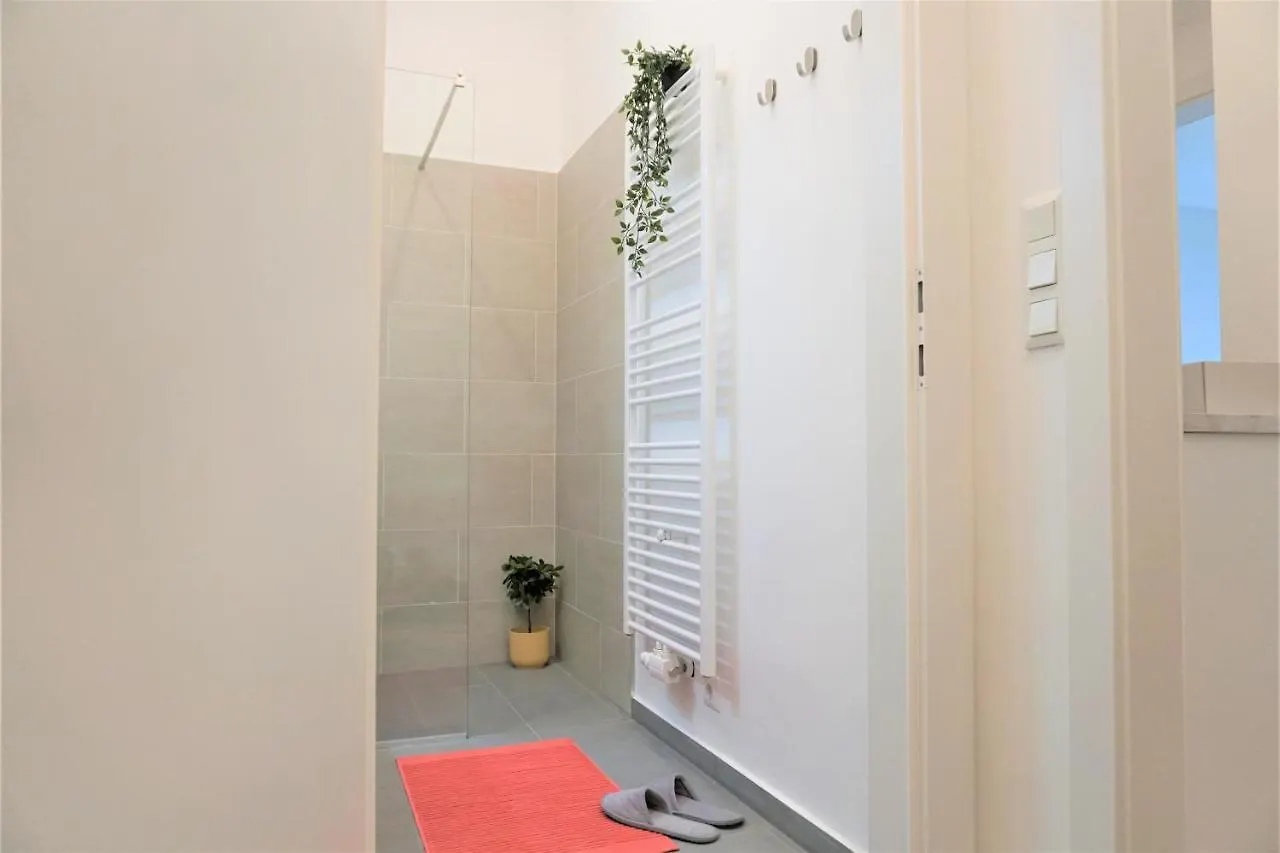 Modern 2Br Apartments - Full Kitchen - Schoenbrunn Area - 15 Mins To City Center Vienna Austria