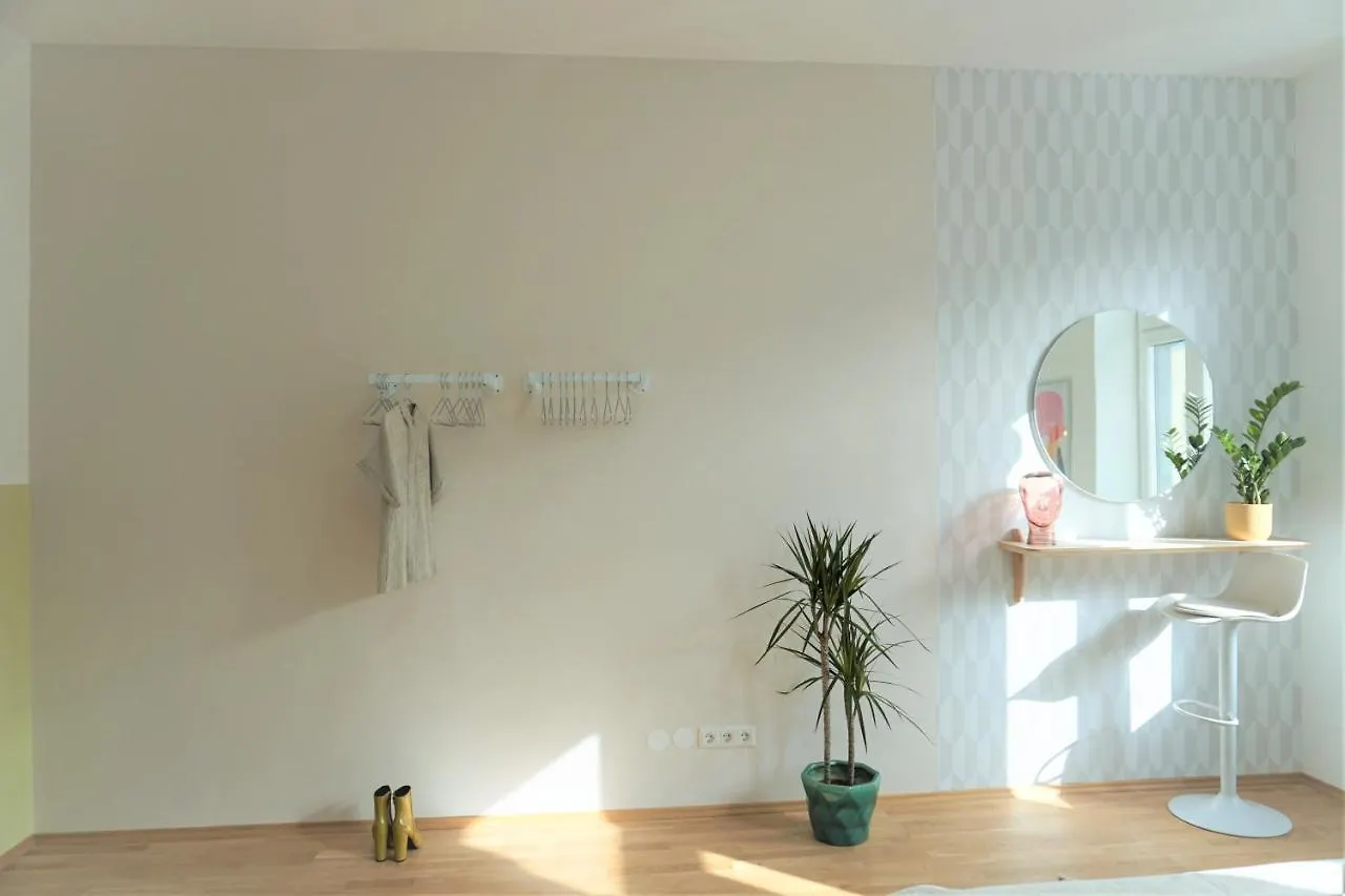 Modern 2Br Apartments - Full Kitchen - Schoenbrunn Area - 15 Mins To City Center Vienna