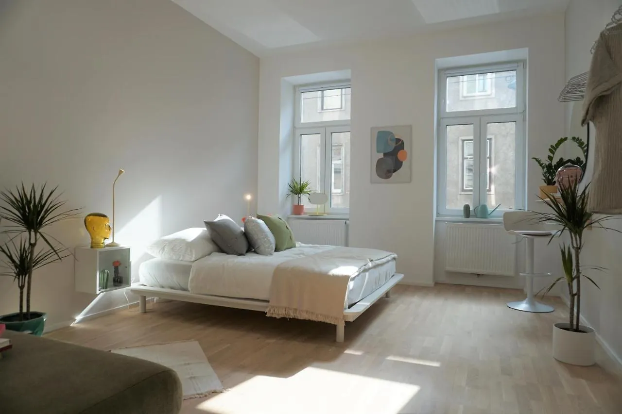 Modern 2Br Apartments - Full Kitchen - Schoenbrunn Area - 15 Mins To City Center Vienna