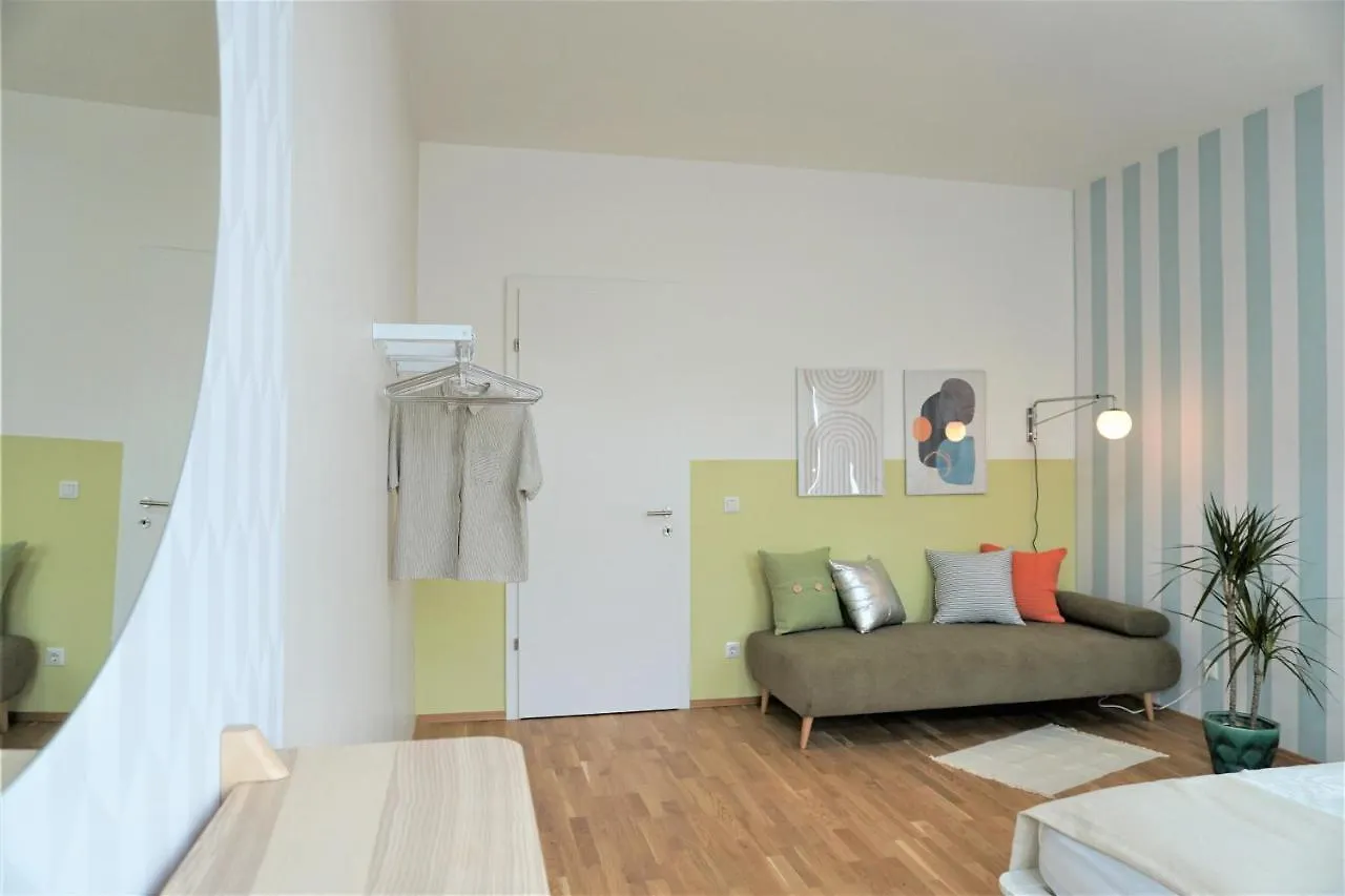 Modern 2Br Apartments - Full Kitchen - Schoenbrunn Area - 15 Mins To City Center Vienna
