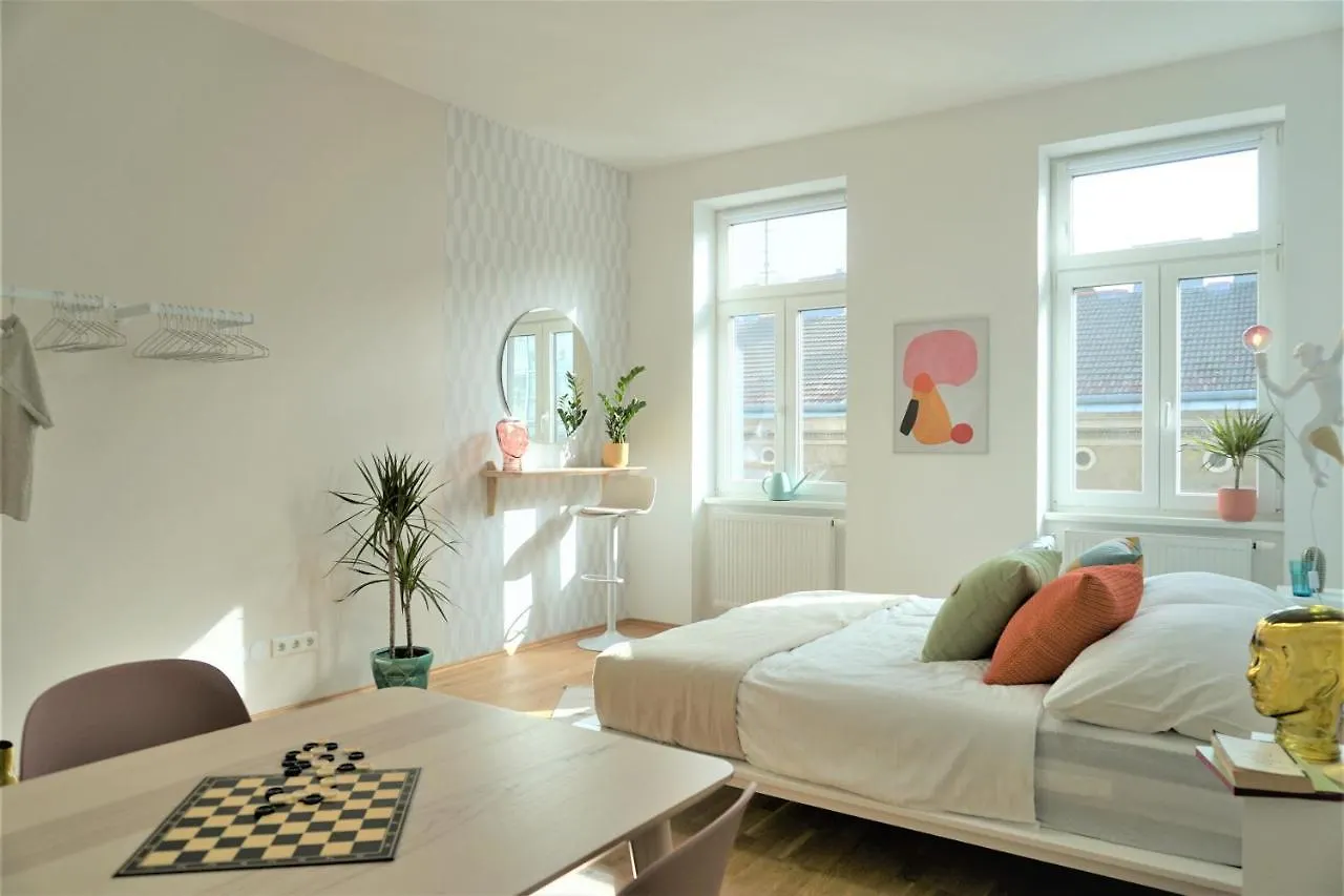 Modern 2Br Apartments - Full Kitchen - Schoenbrunn Area - 15 Mins To City Center Vienna 0*,  Austria
