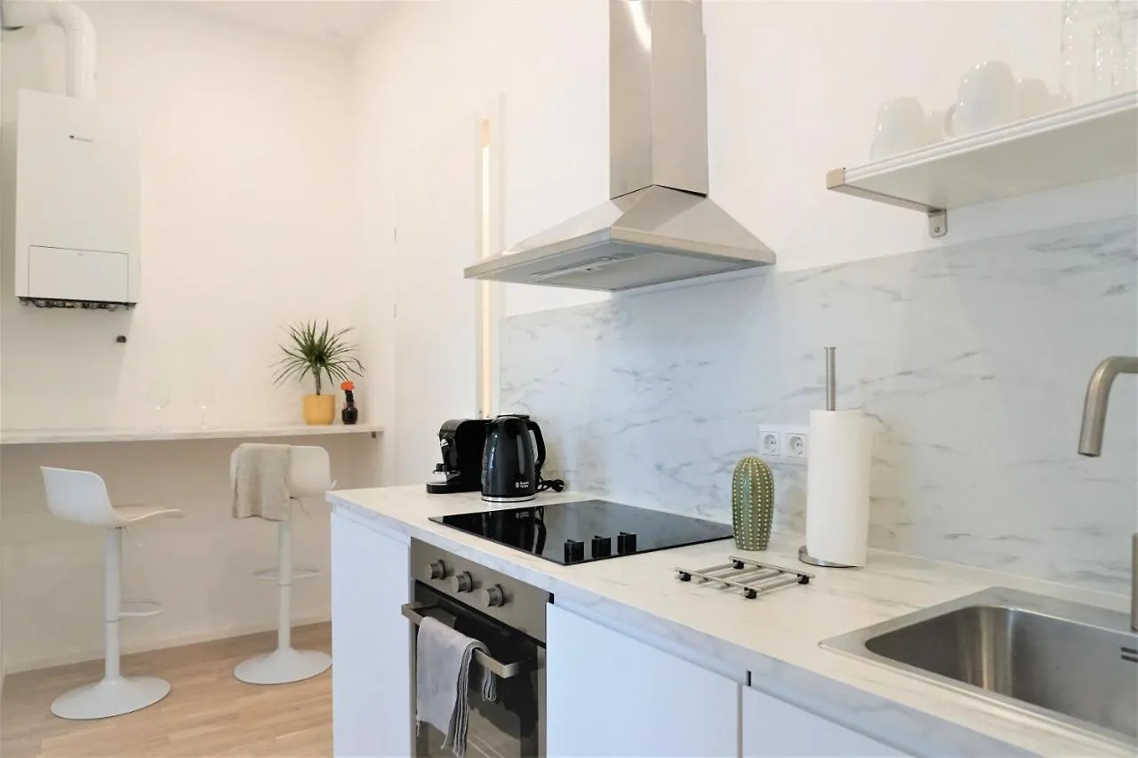 Modern 2Br Apartments - Full Kitchen - Schoenbrunn Area - 15 Mins To City Center Vienna 0*,