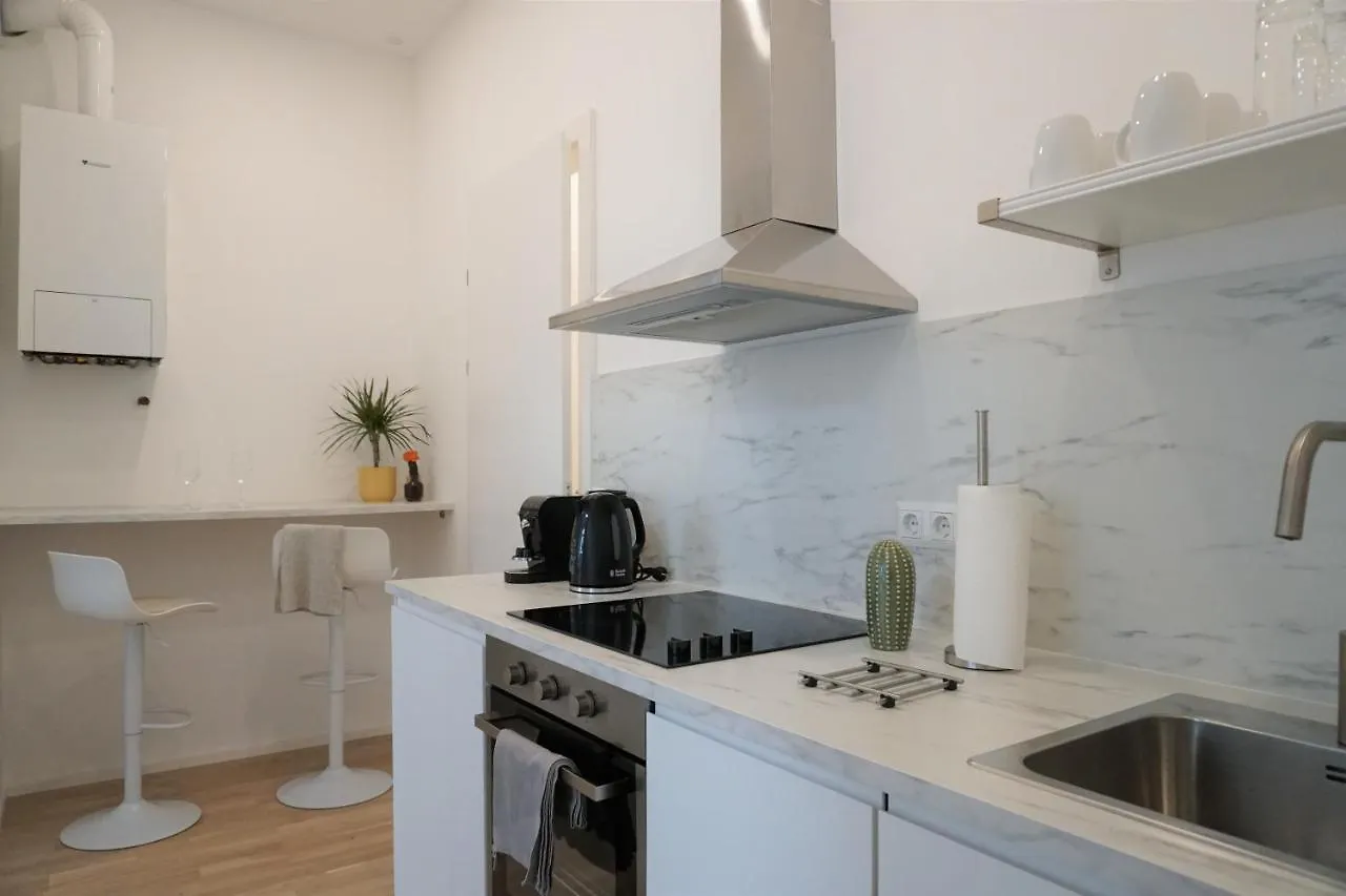 Modern 2Br Apartments - Full Kitchen - Schoenbrunn Area - 15 Mins To City Center Vienna 0*,  Austria