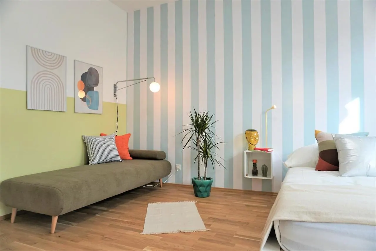 Modern 2Br Apartments - Full Kitchen - Schoenbrunn Area - 15 Mins To City Center Vienna 0*,  Austria