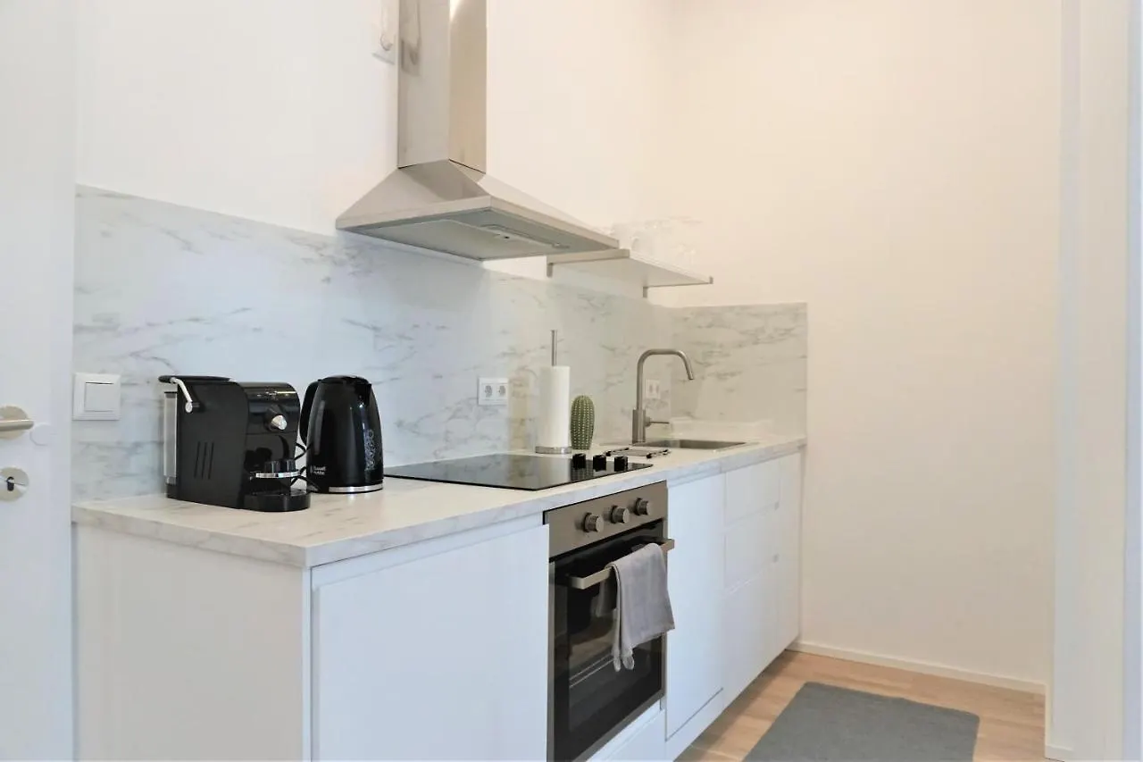 Modern 2Br Apartments - Full Kitchen - Schoenbrunn Area - 15 Mins To City Center Vienna
