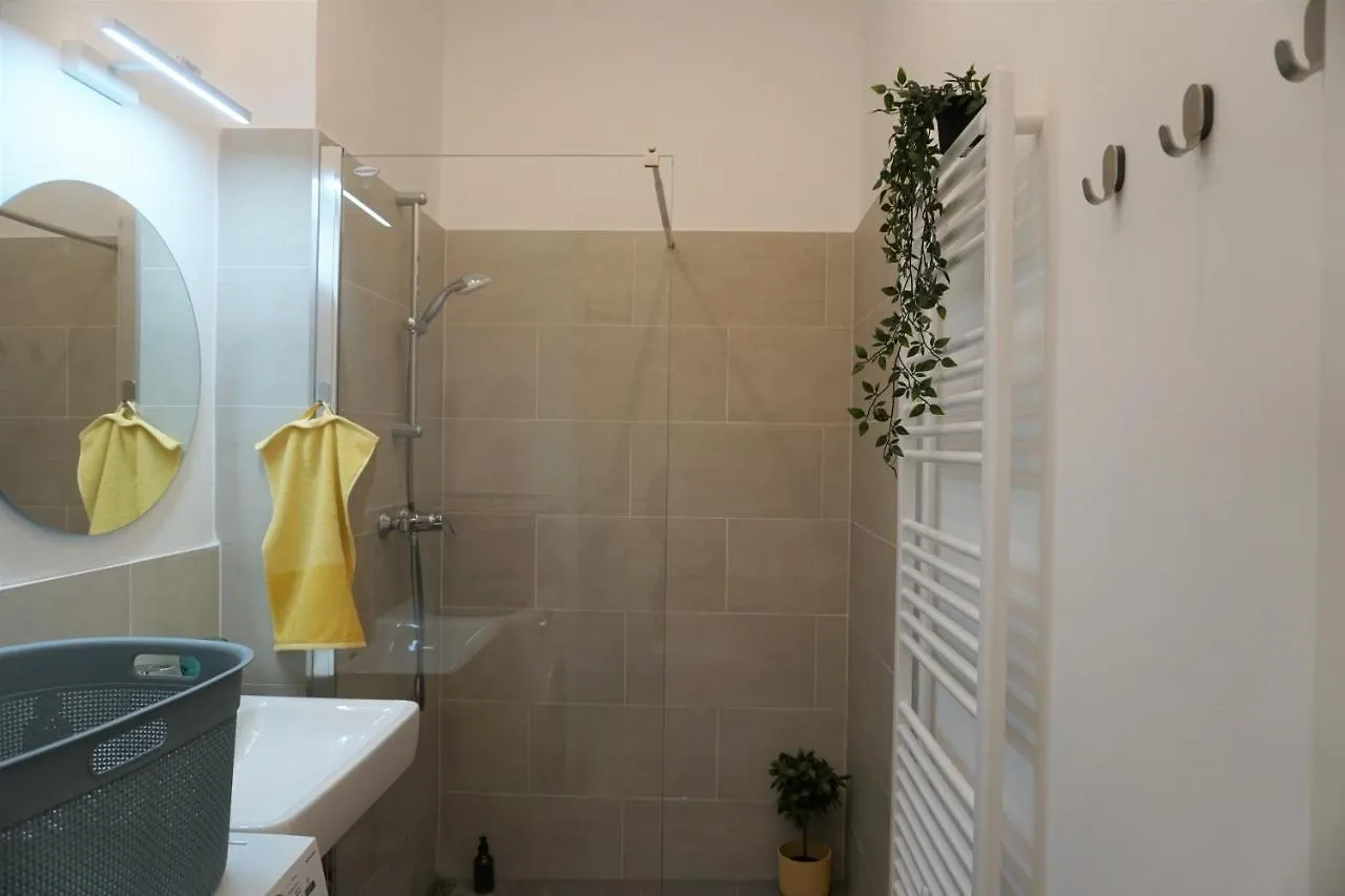Modern 2Br Apartments - Full Kitchen - Schoenbrunn Area - 15 Mins To City Center Vienna