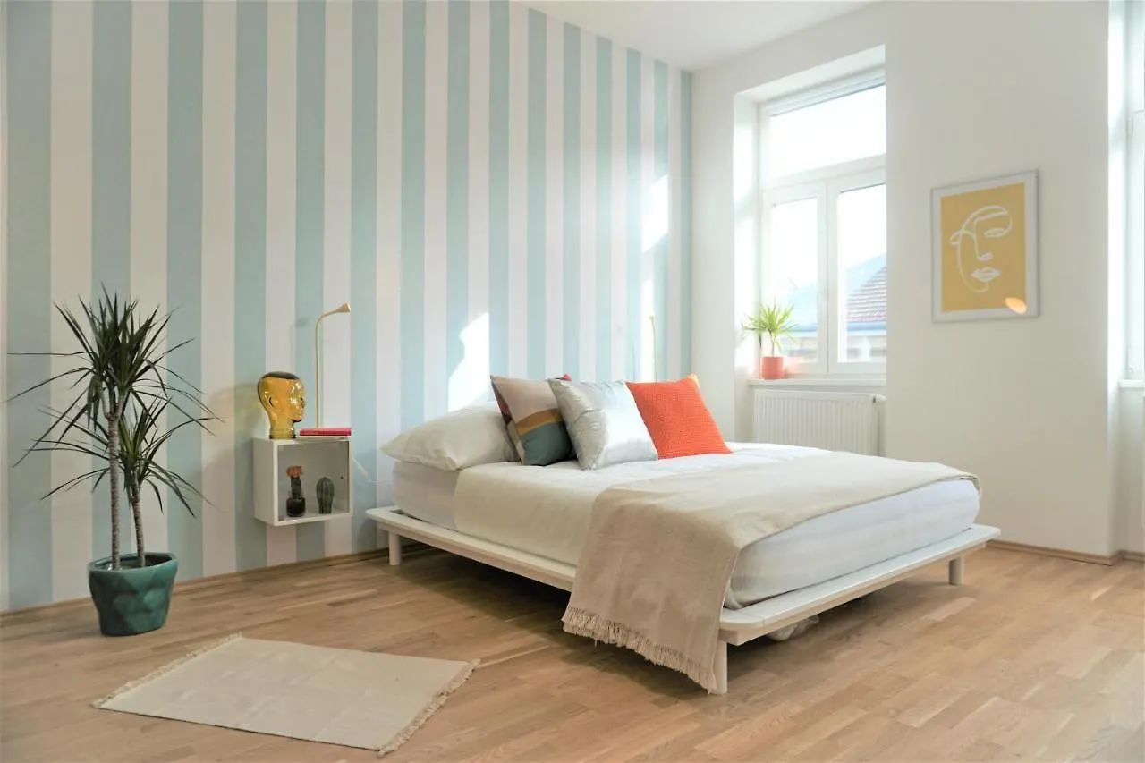 Modern 2Br Apartments - Full Kitchen - Schoenbrunn Area - 15 Mins To City Center Vienna