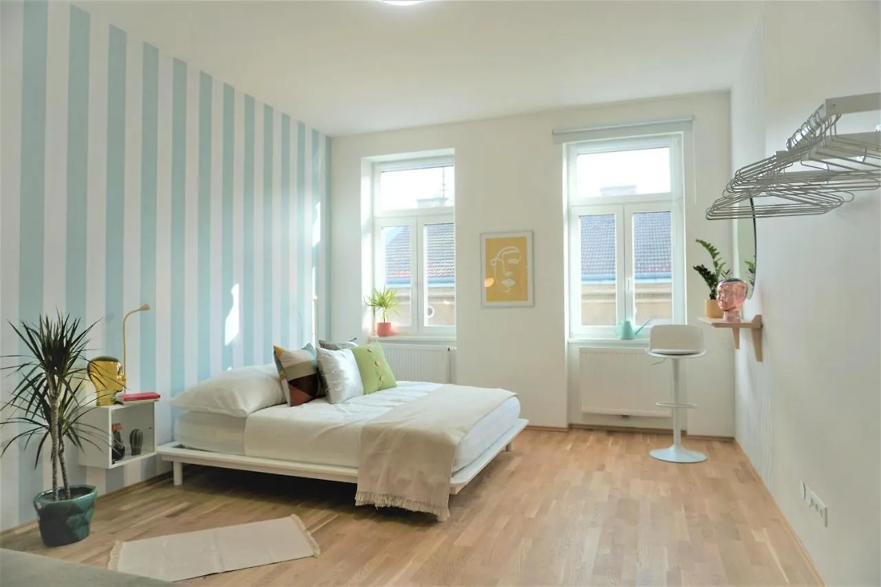 Modern 2Br Apartments - Full Kitchen - Schoenbrunn Area - 15 Mins To City Center Vienna