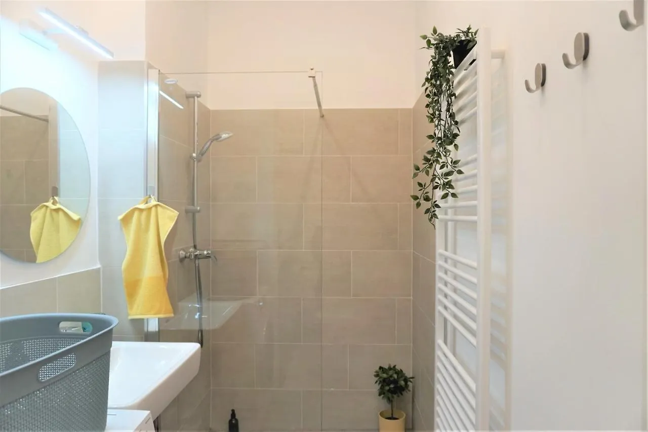 Modern 2Br Apartments - Full Kitchen - Schoenbrunn Area - 15 Mins To City Center Vienna