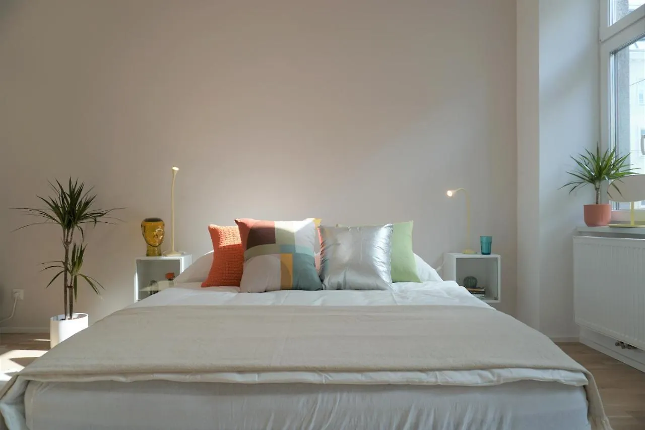 Modern 2Br Apartments - Full Kitchen - Schoenbrunn Area - 15 Mins To City Center Vienna