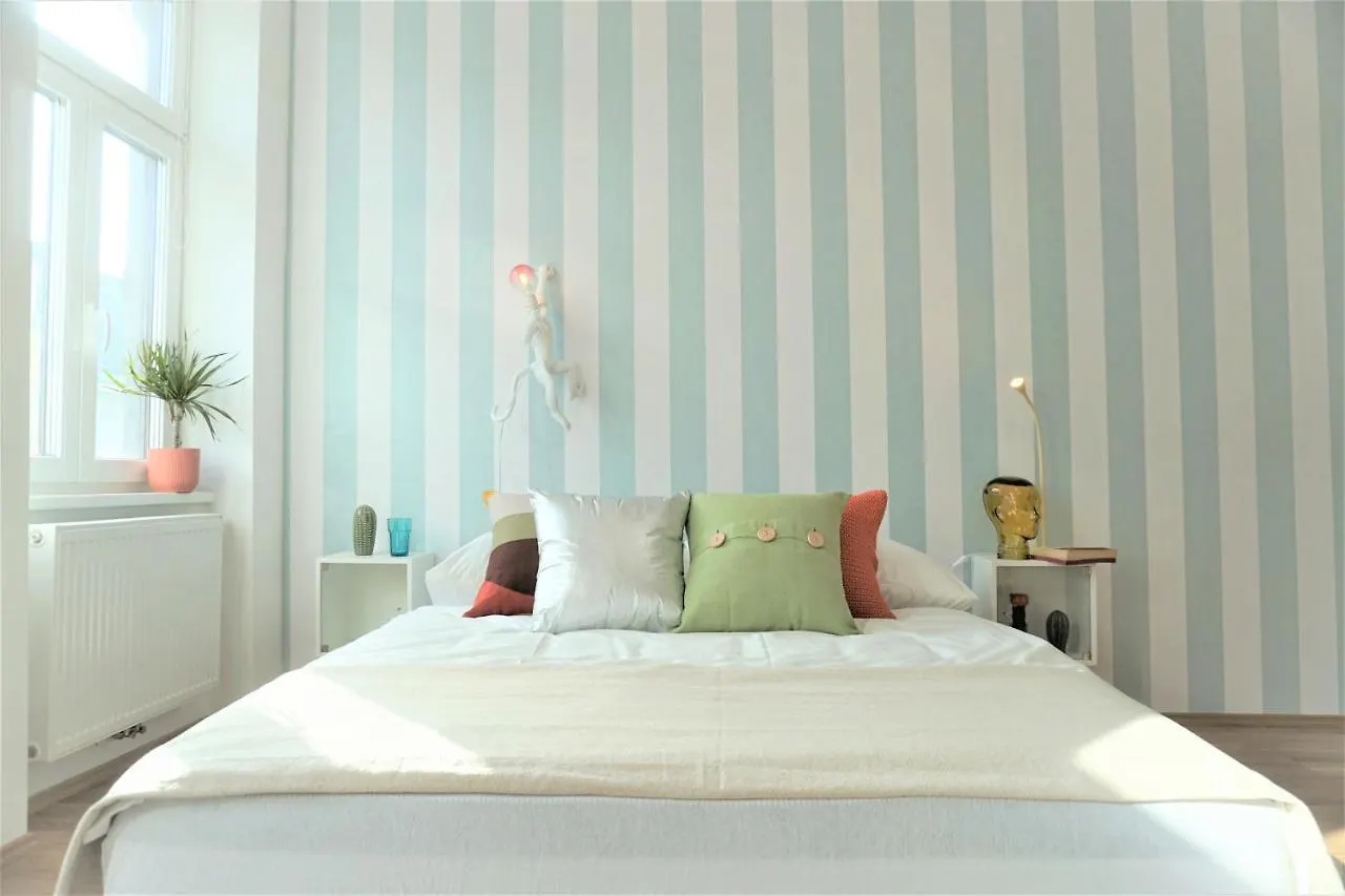 Modern 2Br Apartments - Full Kitchen - Schoenbrunn Area - 15 Mins To City Center Vienna 0*,