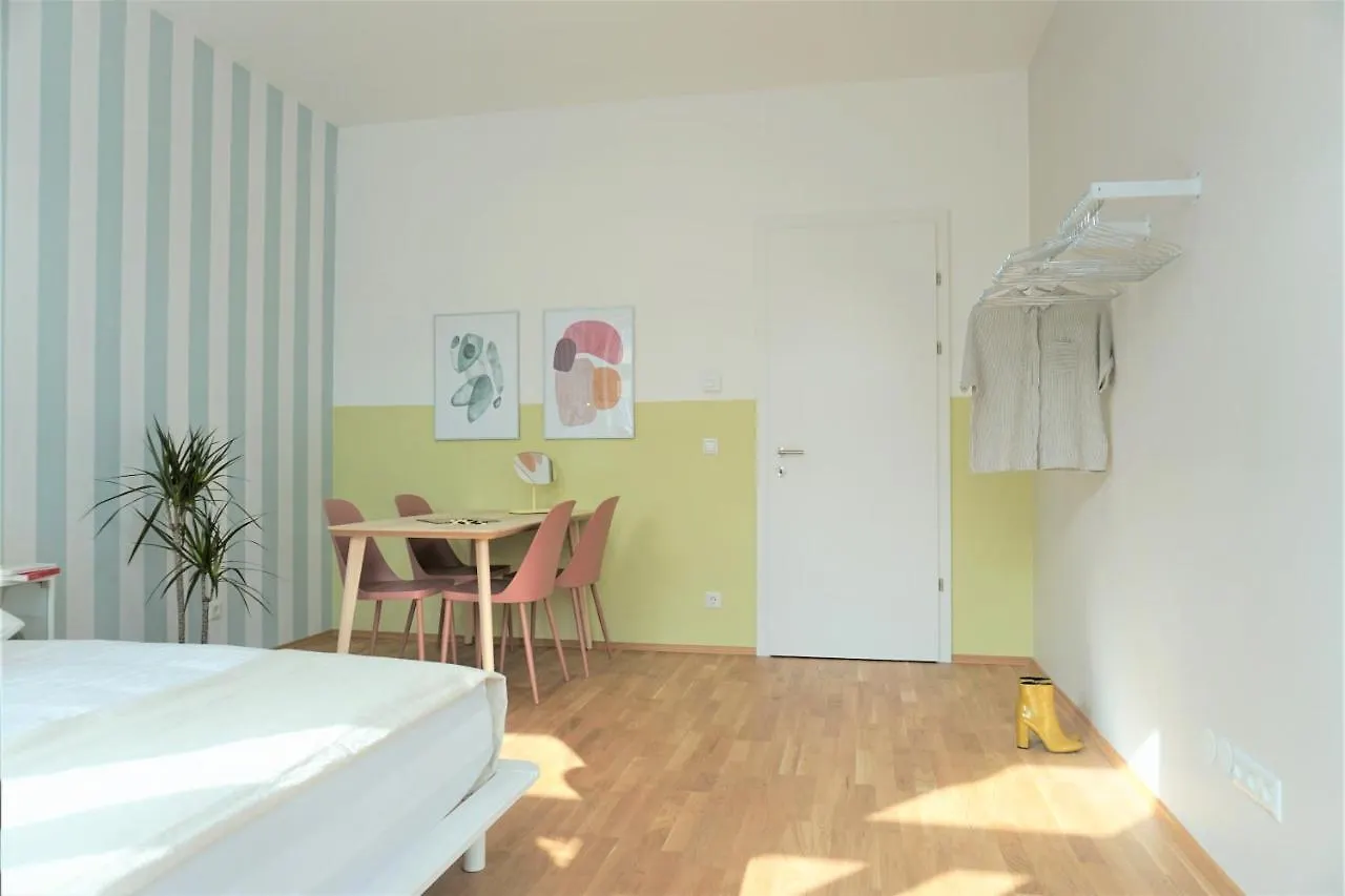 Modern 2Br Apartments - Full Kitchen - Schoenbrunn Area - 15 Mins To City Center Vienna