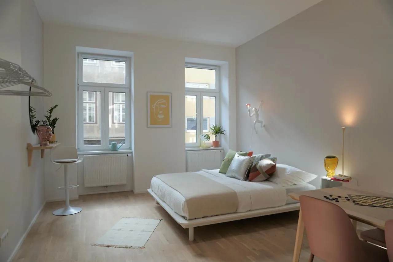 Modern 2Br Apartments - Full Kitchen - Schoenbrunn Area - 15 Mins To City Center Vienna